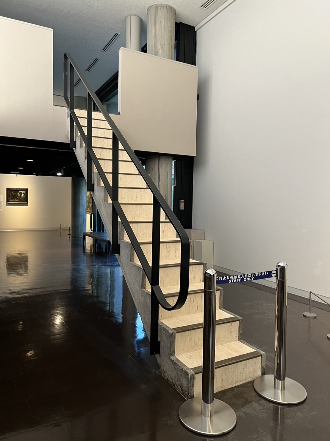 国立西洋美術館：片方の手摺のみの階段