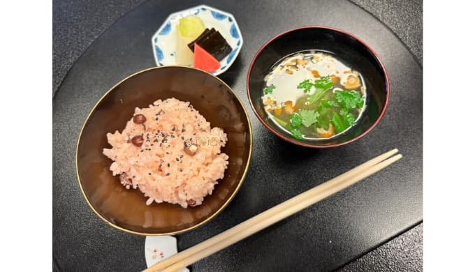 京相模：赤飯、お吸い物、お漬物（なめこ）