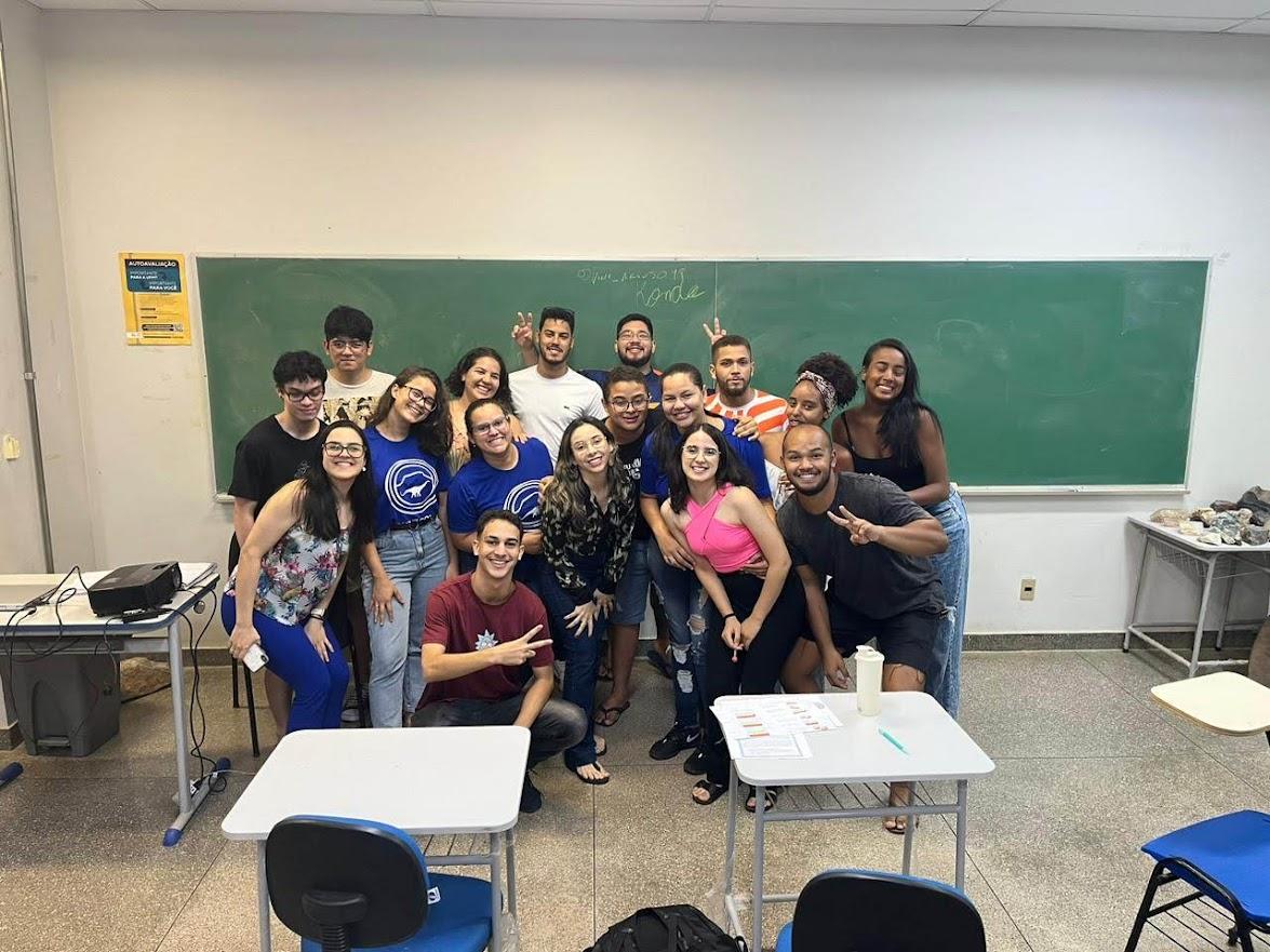 Grupo de pessoas sentadas ao redor de uma mesa

Descrição gerada automaticamente com confiança média