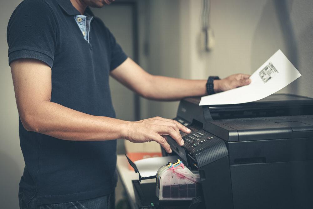Человек с принтером. Принтер в офисе. Огромный офисный принтер. Сканер в офисе.