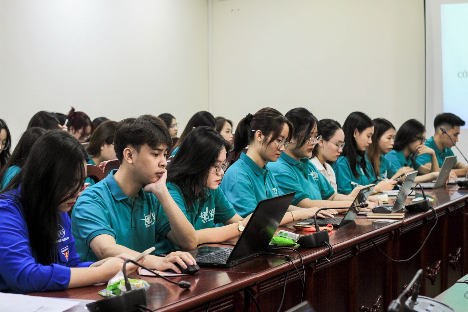 Các đồng chí Ủy viên BCH Đoàn Trường cùng thành viên CLB Lý luận trẻ USSH tham dự buổi sinh hoạt.