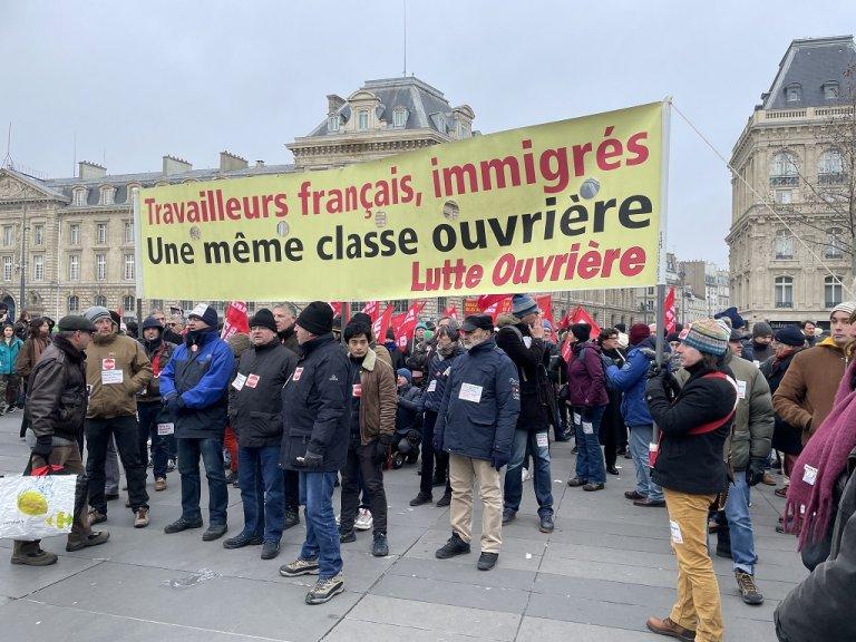 «کارگران فرانسوی و خارجی به یک طبقه کارگر تعلق دارند» این شعار در تظاهرات روز یکشنبه ۱۴ جنوری در پاریس به چشم می‌خورد. عکس: مهاجر نیوز 