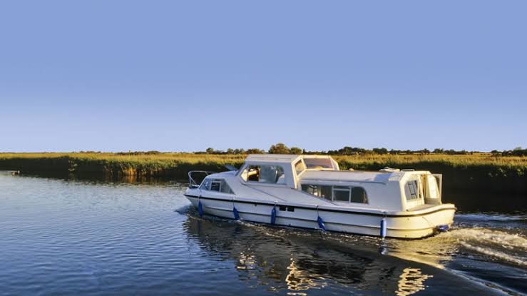 Hire a boat in Norwich on the Norfolk broads is a fantastic day out for the family