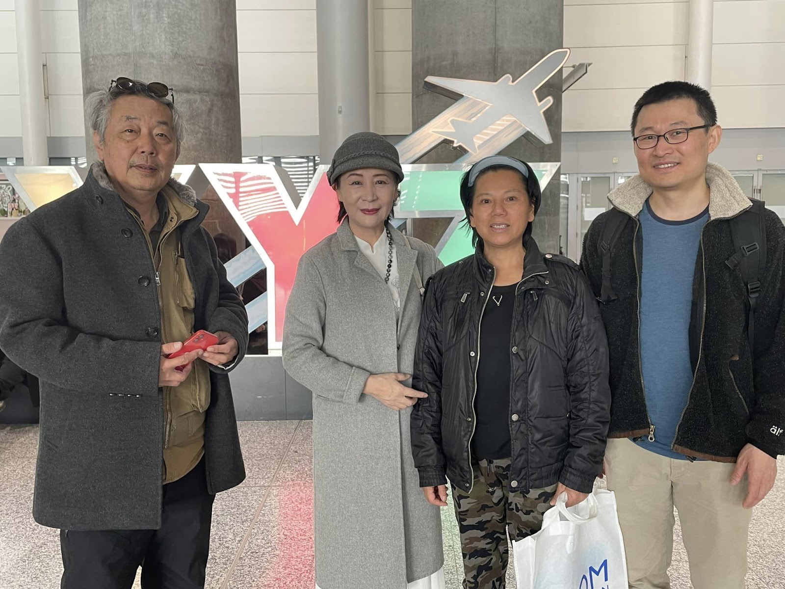 韦亚妮(右2)在多伦多转机时，旅加中国民运人士傅辞丶盛雪丶董昕特地到机场欢迎她。韦亚妮对这些完全不认识的人却提供这麽大的帮助，非常感动。  (盛雪提供)