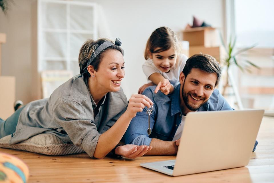 A family looking at a computer

Description automatically generated