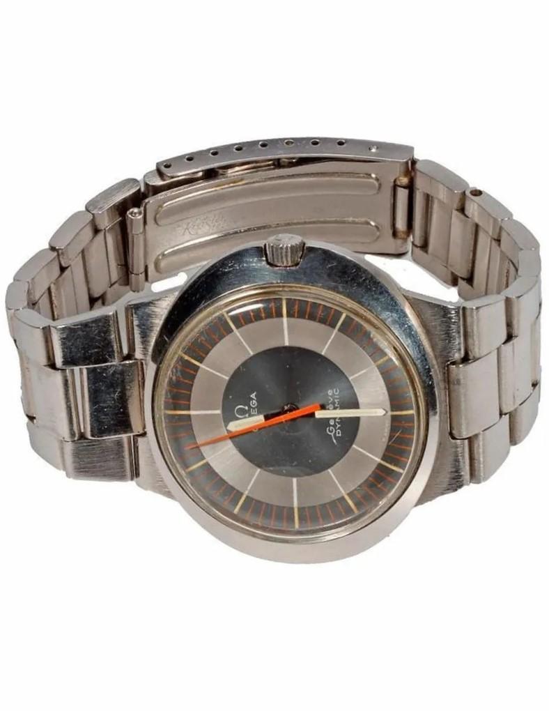A silver watch with a silver band

Description automatically generated