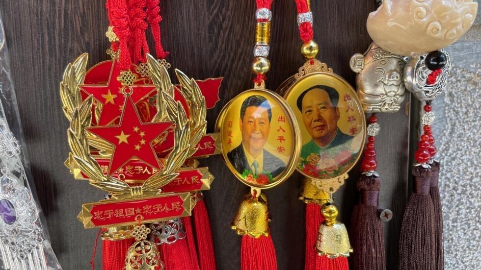 Médaillons Xi Jinping et Mao Zedong dans une boutique de souvenirs de Kunmung, au sud-ouest de la Chine.
