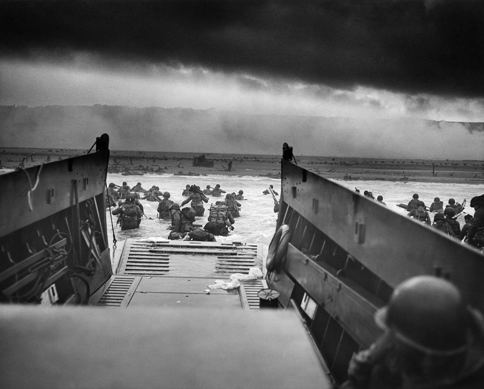 «У пащу смерті» — фото зроблено американським військовим фотографом Робертом Сарджентом під час висадки союзників у Нормандії 6 червня 1944 року  / Wikimedia Commons