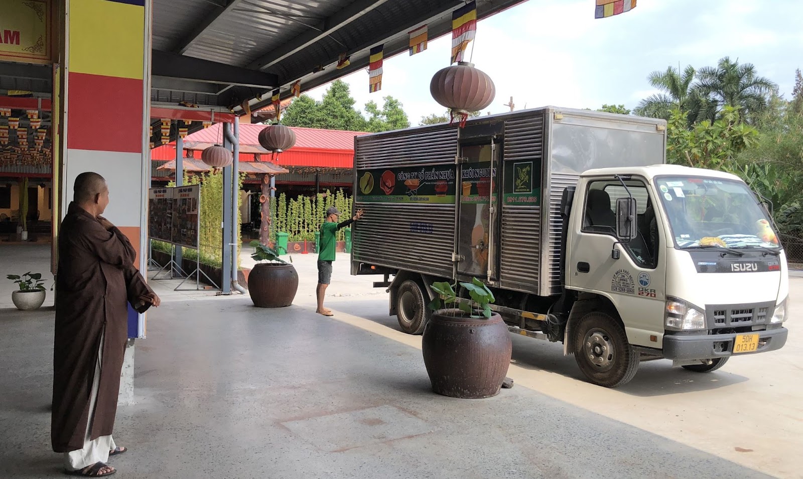 Xe tải vận chuyển 500 ghế nhựa trao tặng chùa Pháp Minh tại Long An