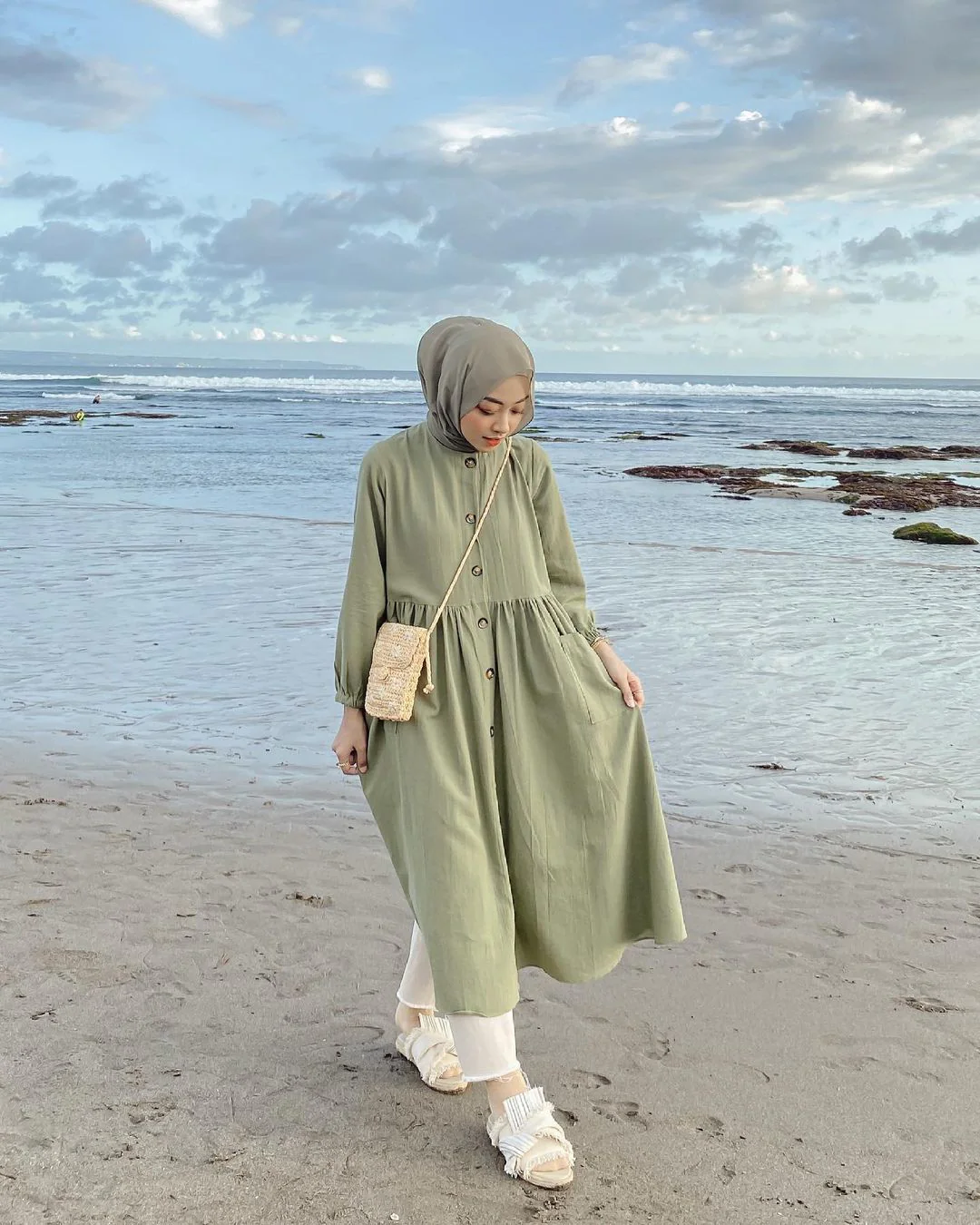 Santai dan Stylish Rekomendasi Outfit Buat di Pantai!