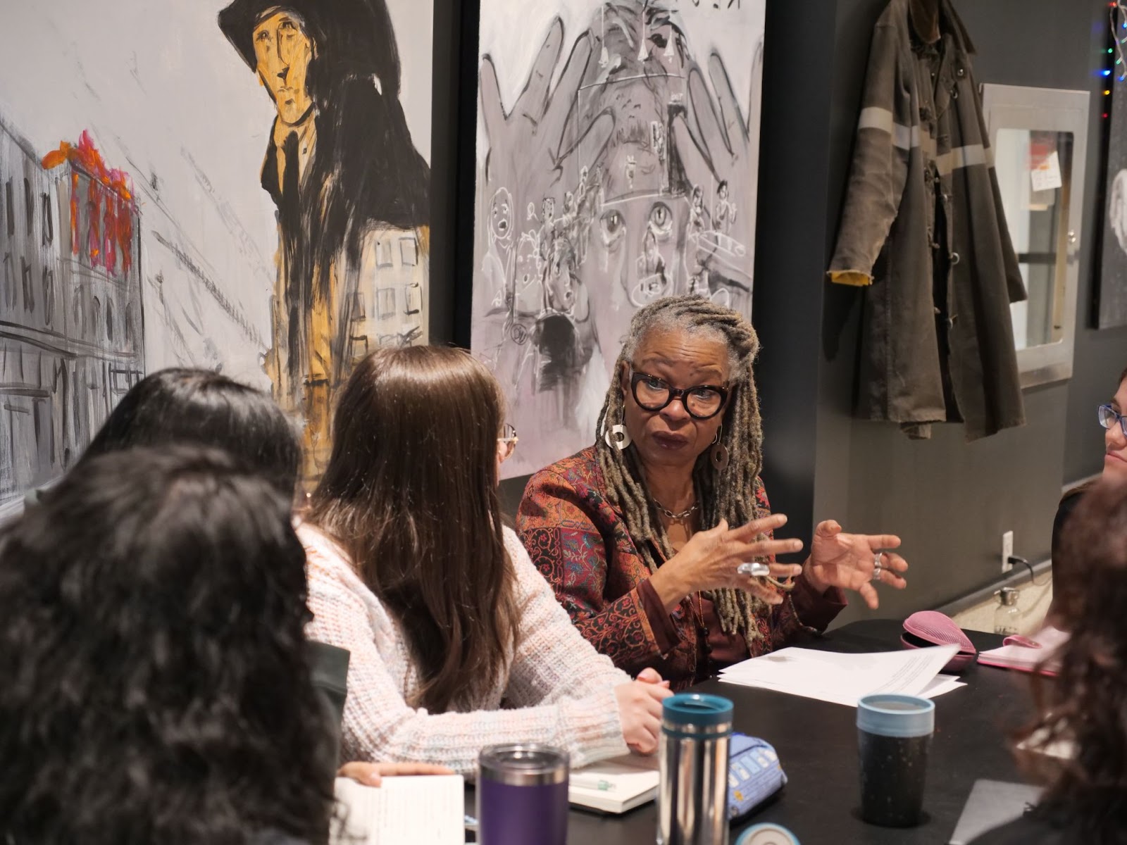 La poète Marie-Célie Agnant anime un atelier sur la justice et l'équité pour les participant·e·s francophones au Centre SAW.