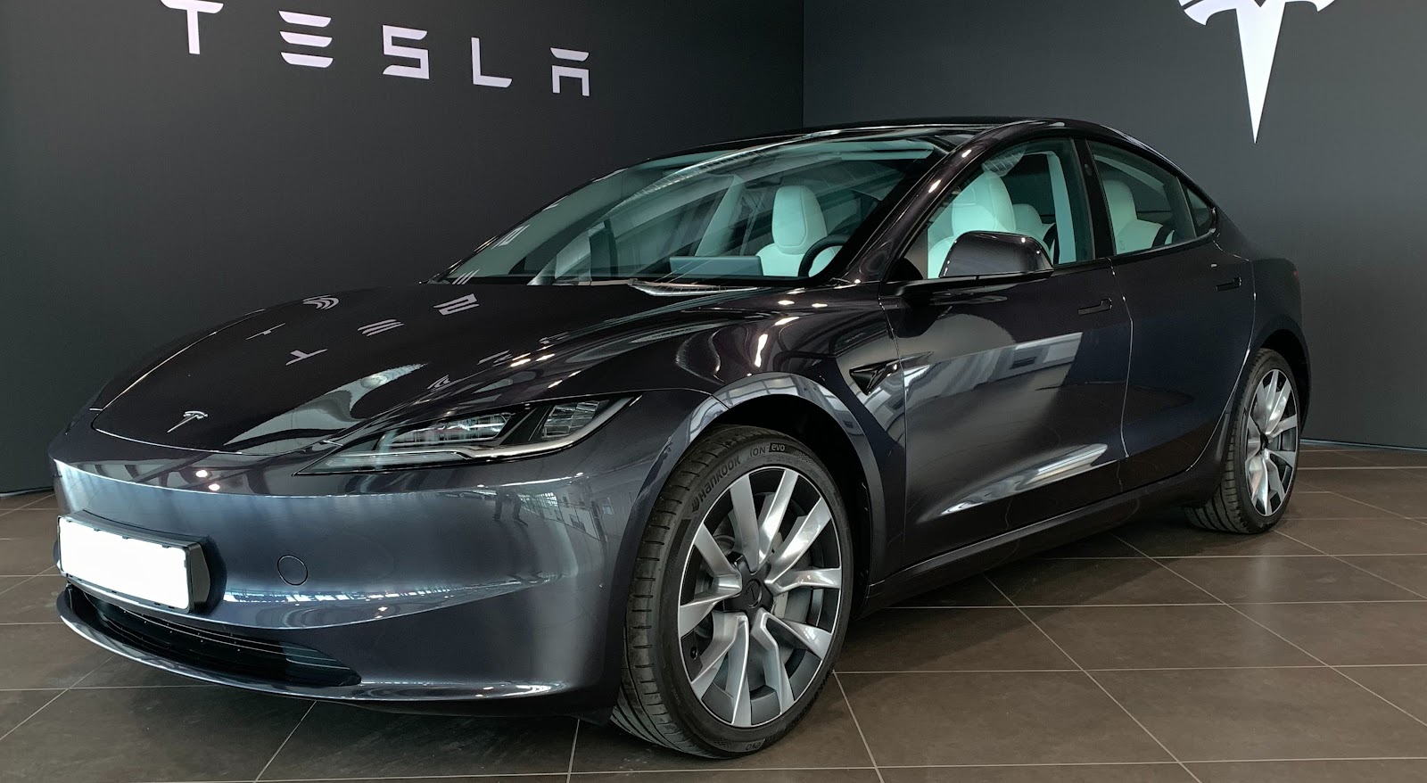 Fotografía de un Tesla Model 3, un ejemplo de la tecnología punta en vehículos autónomos. Autibild.es