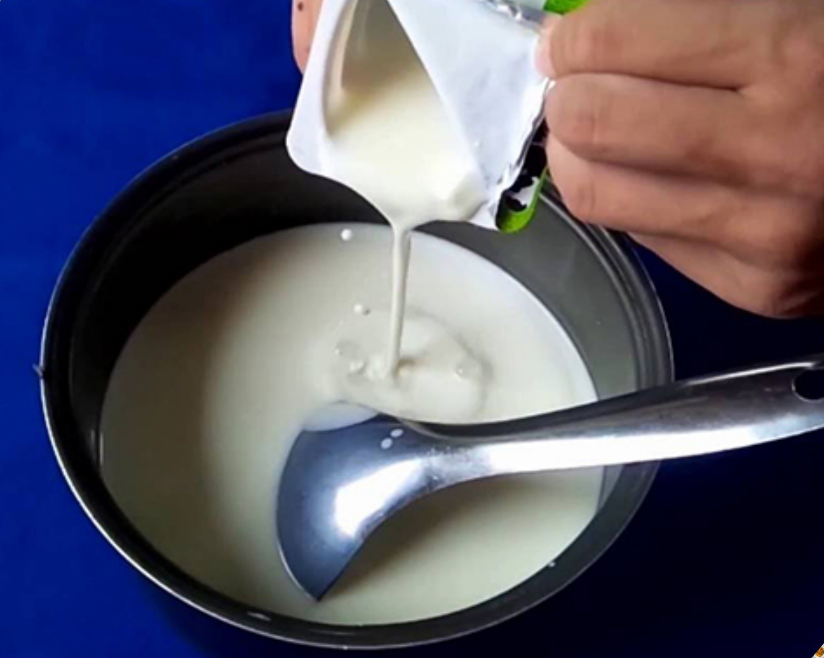 Xếp các cốc/lọ sữa vào nồi cơm điện và đậy nắp lại để ủ sữa chua