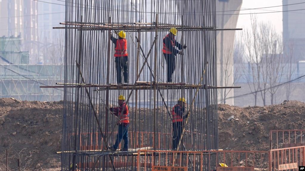 资料照:中国河北雄安一处建筑工地的工人在施工。(2024年3月14日)
