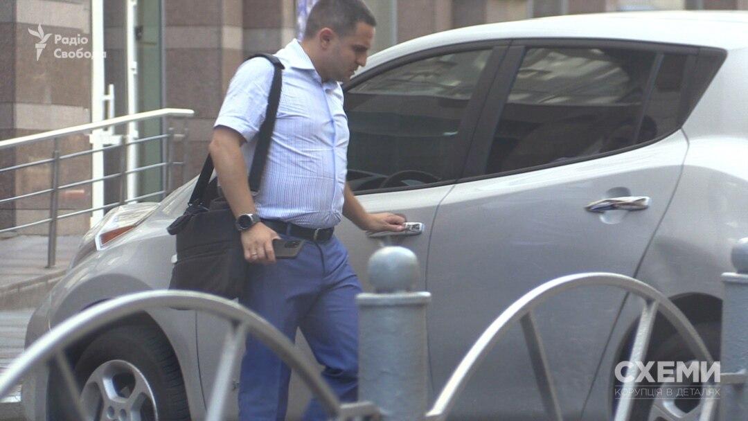 «Схеми» зафіксували, як Куницький, виходячи з парламенту, сів у електрокар Nissan Leaf