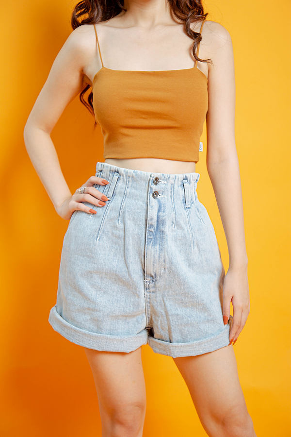 Mix áo croptop 2 dây với quần short