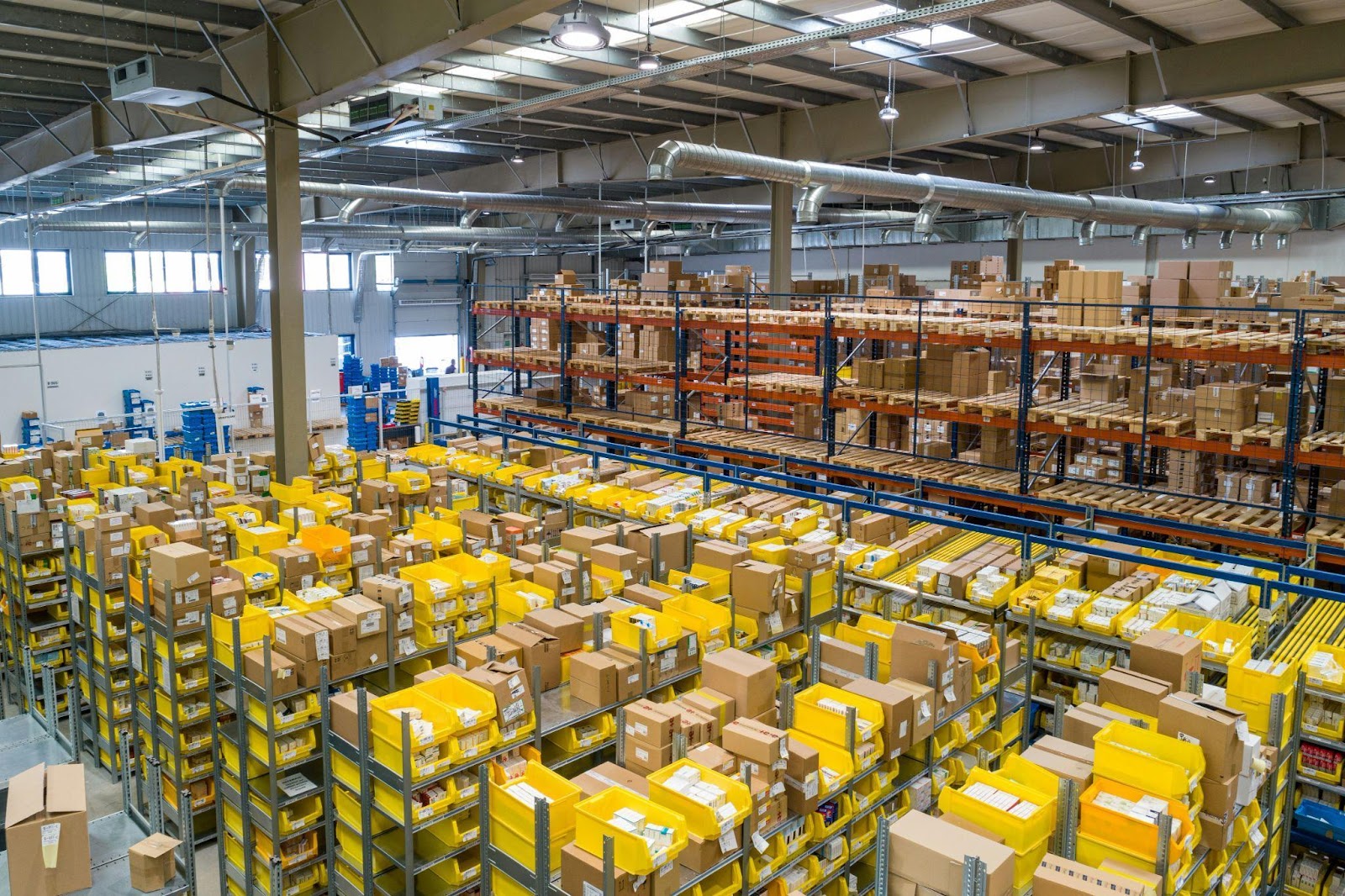 An image showing a logistics warehouse 