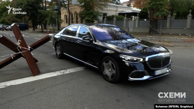 Maybach, який належить депутату Дмитру Ісаєнку