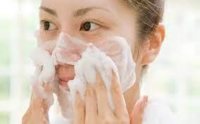 Việc tạo bọt từ sữa rửa mặt giúp làm sạch da một cách nhanh chóng và dễ dàng