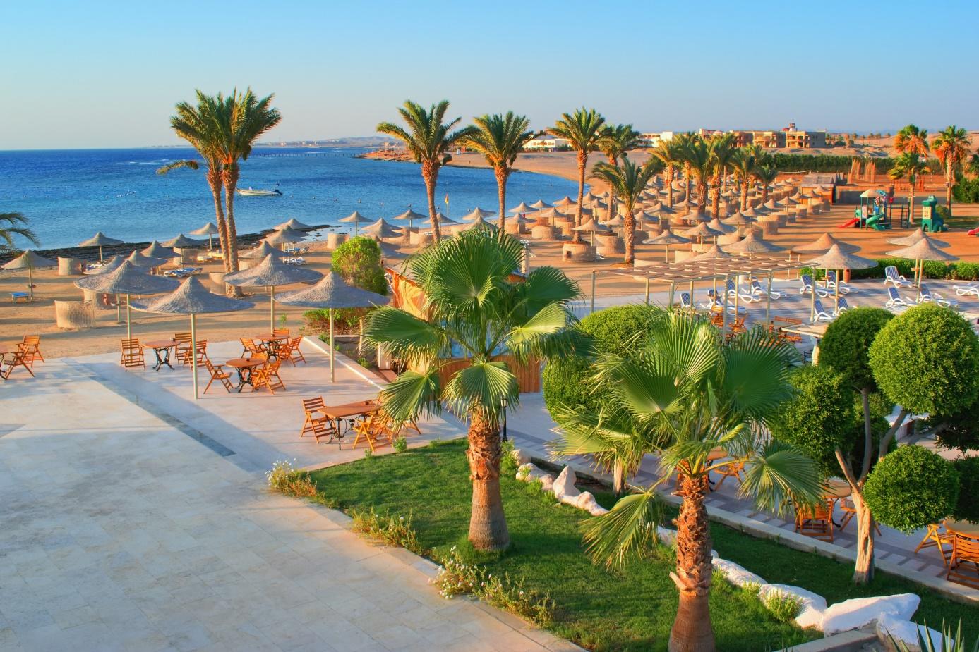 Egipt Hurghada, wycieczka do Egiptu, piękny widok na plażę i palmy