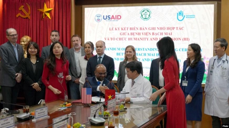 Đại diện tổ chức Humanity & Inclusion Vietnam (HI) và Bệnh viện Bạch Mai ký bản ghi nhớ hỗ trợ cải thiện chăm sóc bệnh nhân đột quỵ. Photo USAID Vietnam