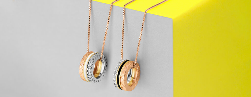 na imagem, dois colares delicados Vivara em Ouro Rosé e detalhes em prata 