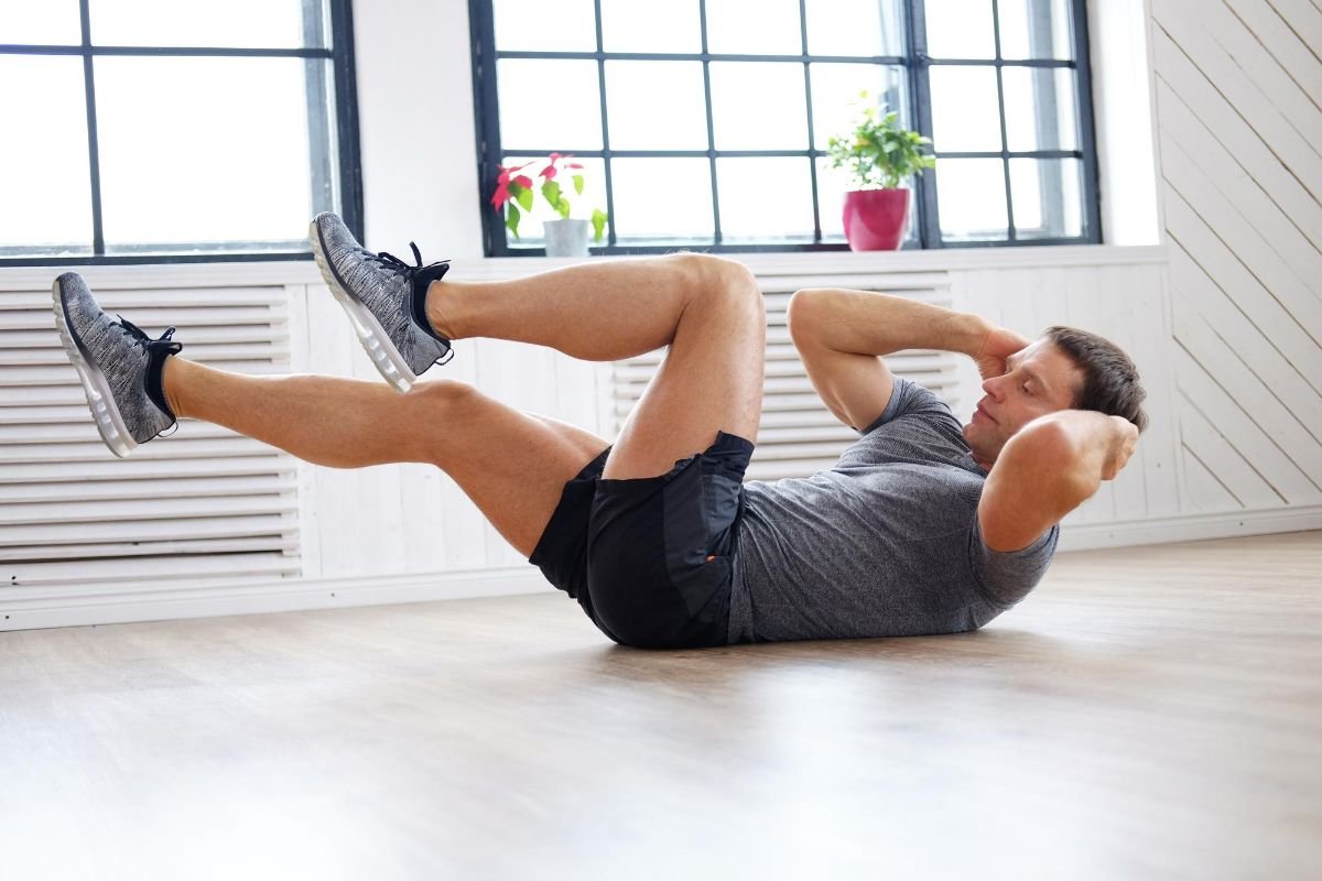 homem em treino de abdômen