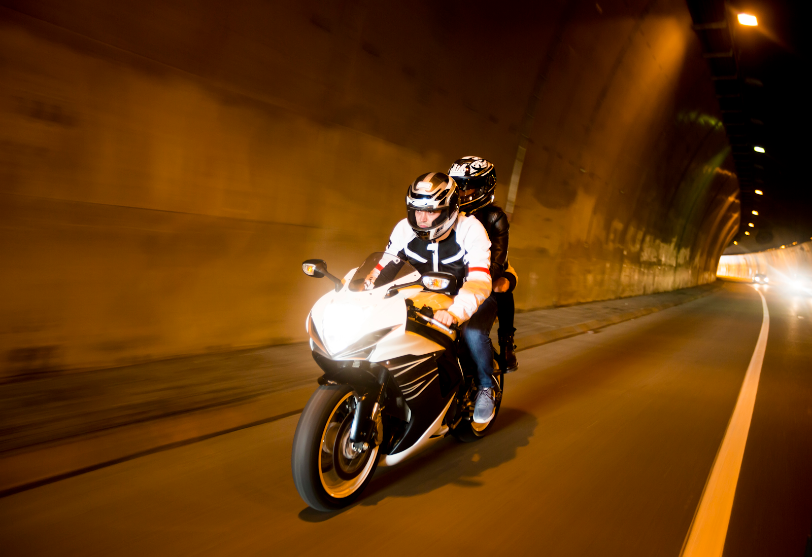 młody mężczyzna i kobieta na motocyklu