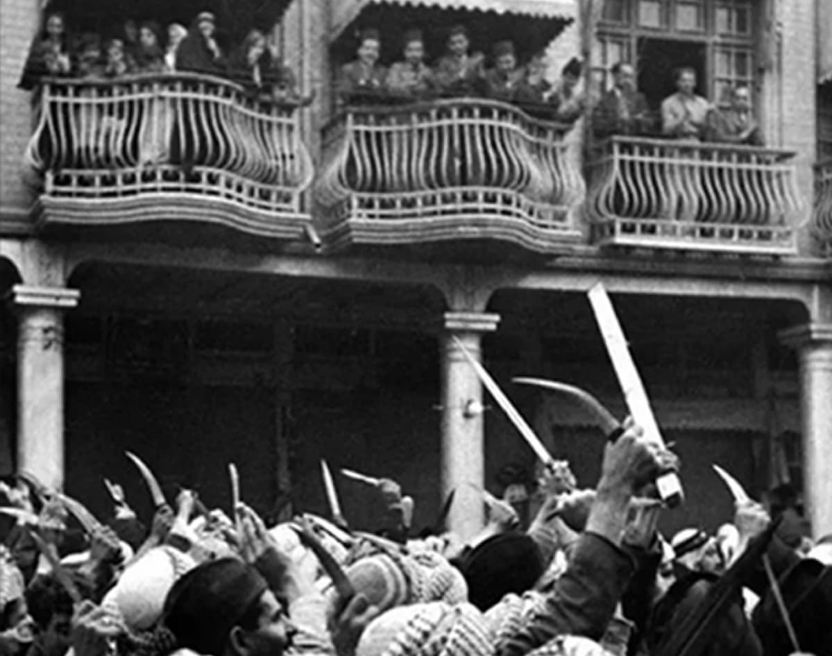 rozzuřený dav iráčanů podílející se na pogromu Farhud, 1.-2. června 1941