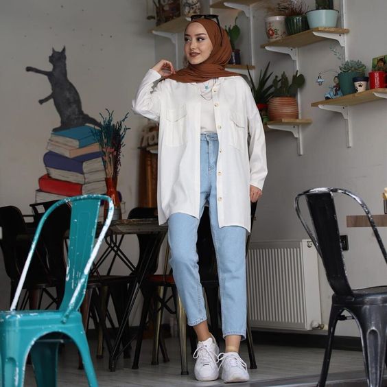 Kemeja putih dan jeans dengan sneakers