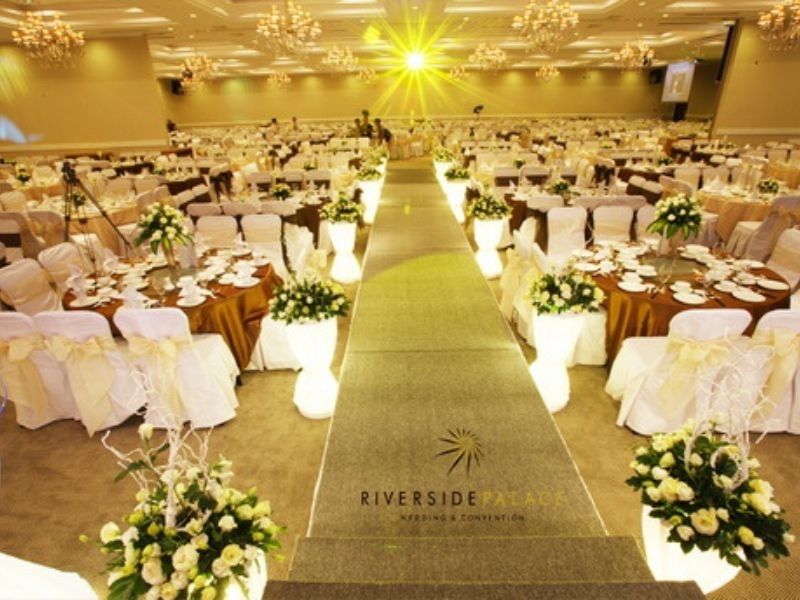 Trang trí ánh sáng và hoa tươi giúp không gian tổ chức tiệc cưới thêm lộng lẫy