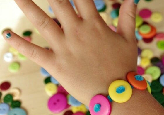 Pipe-Cleaner-Button-Bracelets-Crafts-for-Kids.jpg