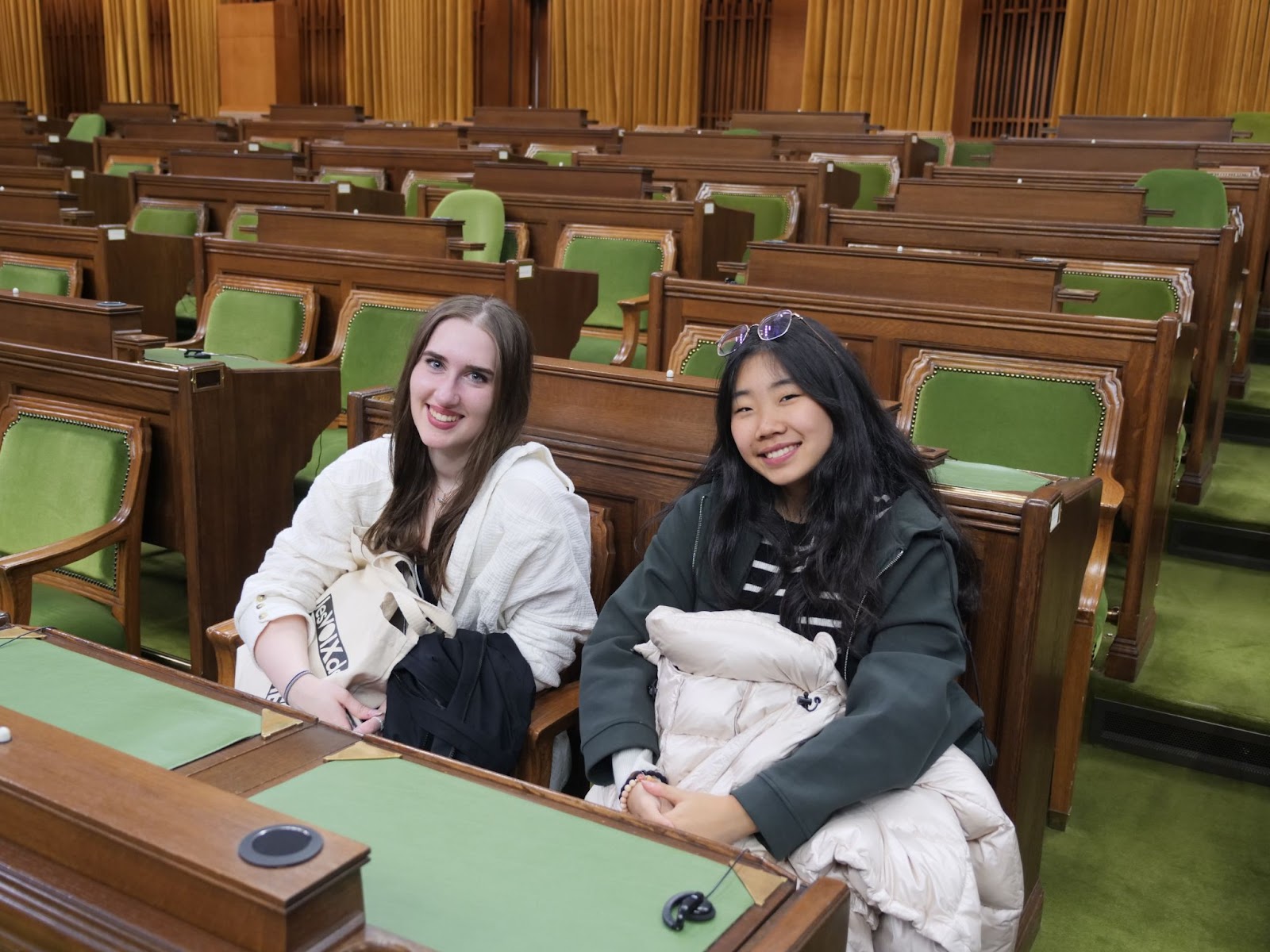 Les participantes à Vers l’Avenir Caprice et Abby ont pris place dans les sièges de l'opposition. 