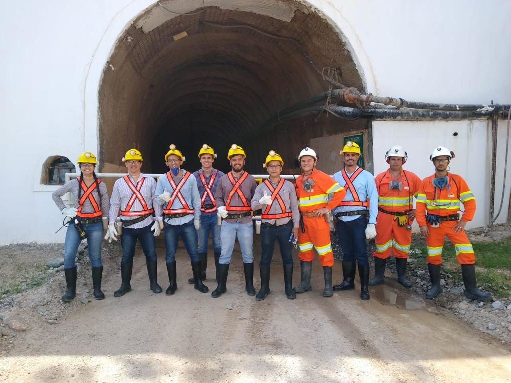Grupo de pessoas em pé posando para foto

Descrição gerada automaticamente
