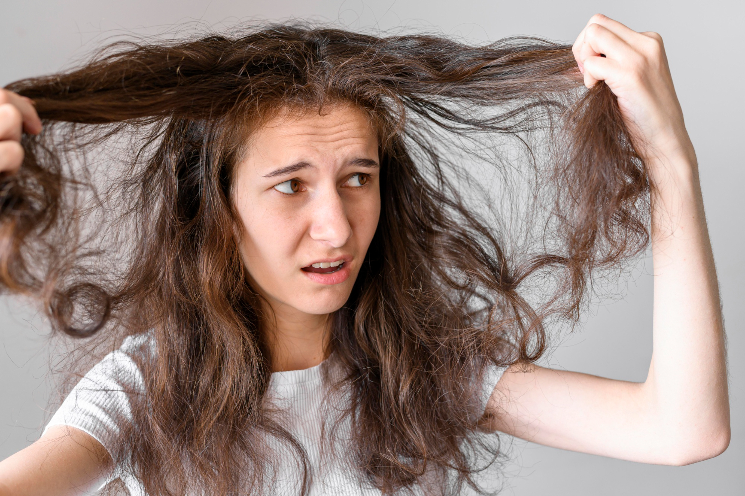 Có nhiều nguyên nhân khác nhau khiến tóc bị hư tổn nặng