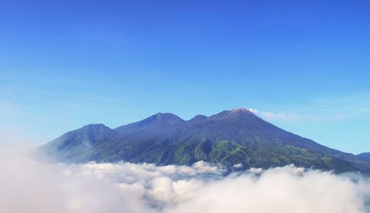 6 Gunung Dengan Jalur Pendakian Paling Ekstrem Di Indonesia