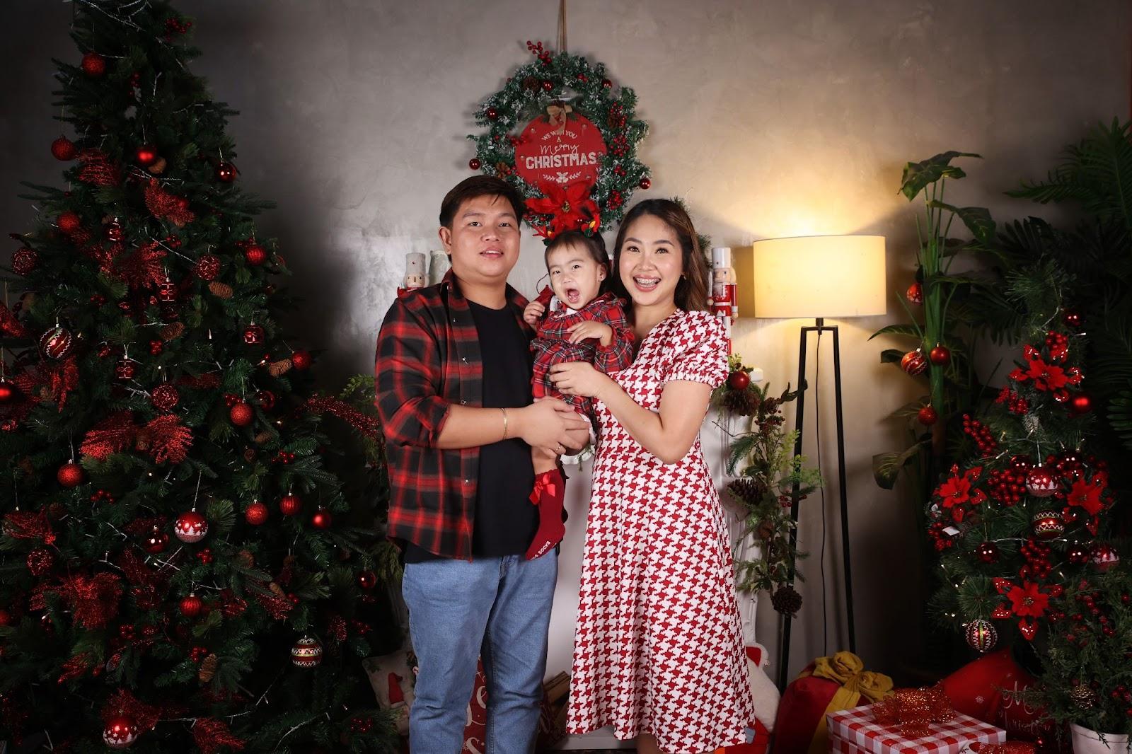 Family Christmas Photo Outfit Ideas: red plaid outfits for the holiday vibes for your christmas family photos