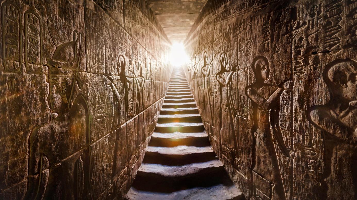 Egipt, świątynia Abydos, widok na schody i hieroglify w świątyni Ramzesa