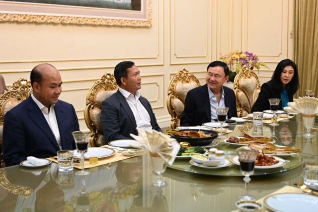 Ông Hun Many (bìa trái) cùng anh trai Hun Maneth và hai anh em cựu Thủ tướng Thái Lan Thaksin Shinawatra và Yingluck Shinawatra tại tiệc sinh nhật ông Hun Sen vào năm ngoái