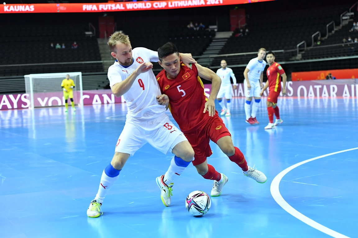 Bóng trong Futsal nhỏ và nhẹ hơn trong bóng đá