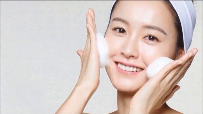 Sử dụng sữa rửa mặt giúp làm sạch da nhanh chóng và hiệu quả