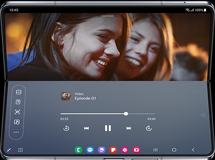 Một video phát trên Màn hình chính của Galaxy Z Fold5 ở Chế độ Flex Mode. Bảng điều khiển Chế độ Flex Mode hiển thị các điều khiển phát lại ở nửa dưới của màn hình.