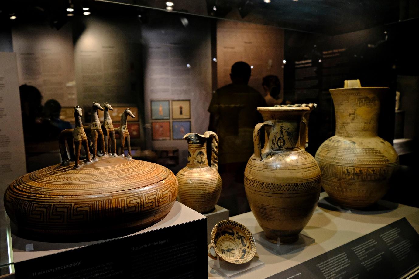 A group of pottery on display

Description automatically generated