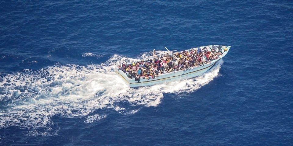 کشتی حامل مهاجران در دریای مدیترانه. عکس از سازمان سی واچ