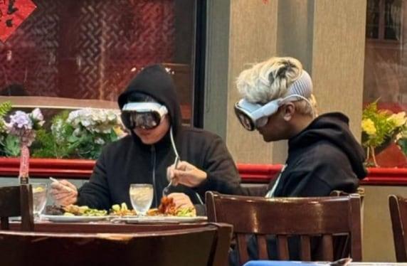 애플 비전프로 사용자 2명이 기기를 착용한 채 식사를 하고 있는 모습./ 엑스 @0xgaut