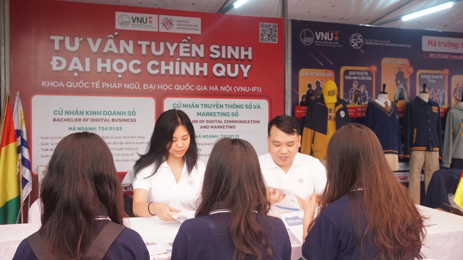 High school students receiving consultation at IFI's booth