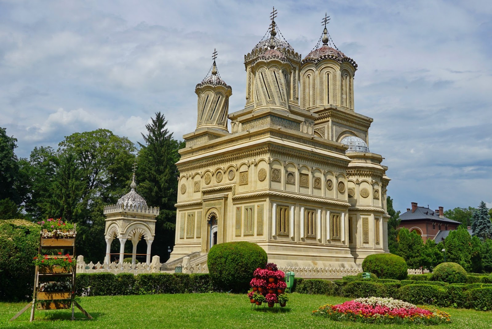 Arhitectura și Designul Mănăstirii Curtea de Argeș