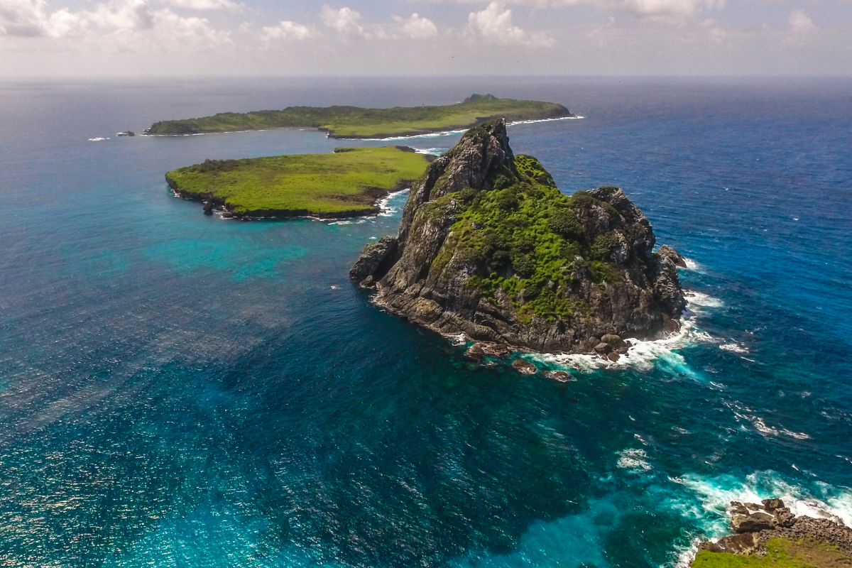 Foto do arquipélago de Fernando de Noronha. 