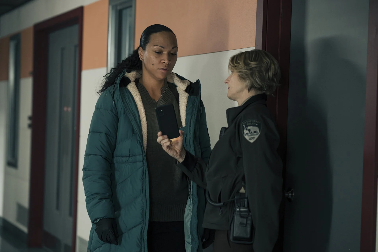 Detective Liz Danvers enseñándole la pantalla del celular a Evangeline Navarro en True Detective season 4