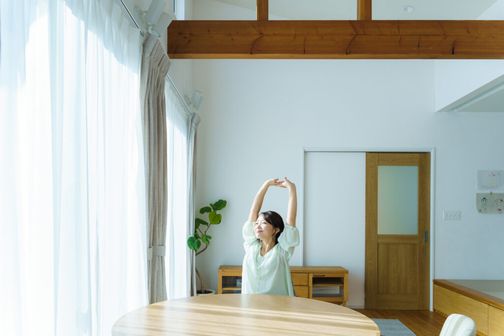 窓が涼しく気持ちよさそうな女性